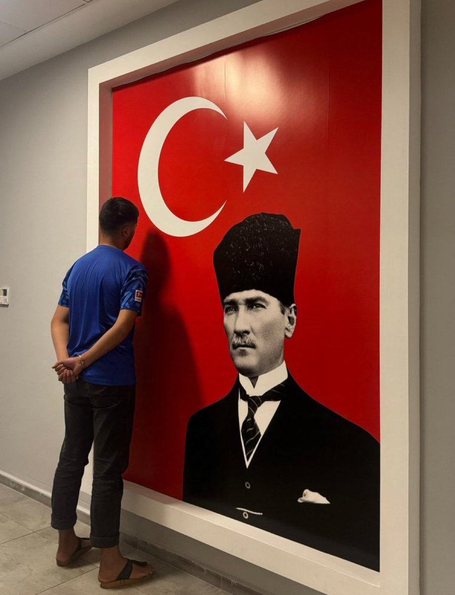 emrullaherdinc's tweet photo. Atatürk resmini yere atıp üstüne basan yabancı uyruklu kişi, günün sonunda ters kelepçe ile Atatürk fotoğrafının önünde böyle görüntülendi.

Antalya'da bir lastik dükkanına giren yabancı uyruklu kişi, kapıda asılı, üzerinde Mustafa Kemal Atatürk görselinin bulunduğu etiketi aldı, alaycı tavırla dükkan sahibine gösterip, neden kapıda asılı olduğunu sordu. 
Sonrasında etiketi yere atıp ağzındaki suyu döktü ve ayağıyla üzerine defalarca bastı. 

Bu sırada ne olduğunu anlamaya çalışan 20 yaşındaki Mehmet Can Sevinç, olayı anladığı gibi tezgahın üzerinden atlayarak müdahale etti. 
Üzerine uçarak gelen Sevinç'i gören A.A., dükkandan koşarak kaçmaya başladı.
Ancak çok fazla kaçamadı ve yakalanarak gözaltına alındı.

Yabancı uyruklu olduğu öğrenilen kişi, Emniyette Atatürk fotoğrafının önünde ters kelepçeli olarak fotoğraflandı ve işlemlerinin ardından adliyeye sevk edilip tutuklandı.