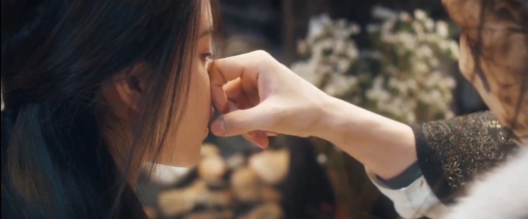 DramaDiary_304's tweet photo. Holding hands, having arms wrapped around each other & wiping tears..... they need no intimate scenes to portray the depth of their love. I love their gentleness & warmth ❤️🩹
#FangsOfFortune #FangsOfFortuneEp28 #HouMinghao #ChenDuling https://t.co/Yyan3XQvF2