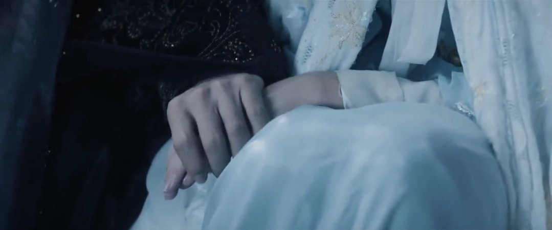 DramaDiary_304's tweet photo. Holding hands, having arms wrapped around each other & wiping tears..... they need no intimate scenes to portray the depth of their love. I love their gentleness & warmth ❤️🩹
#FangsOfFortune #FangsOfFortuneEp28 #HouMinghao #ChenDuling https://t.co/Yyan3XQvF2