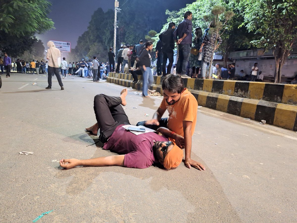 रंगबाजी और भौकाल का शहर है अपना प्रयागराज। जो जमीन पर लेटे हैं वही अधिकारी बनेंगे। 💥

#UPPSC_ONEDAY_ONESHIFT