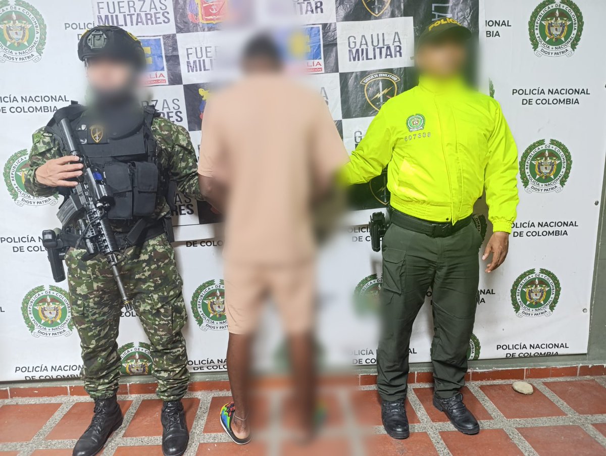 PoliciaChoco's tweet photo. En el barrio la Victoria del municipio de #Quibdó se logra la aprehensión de un adolescente por presunto porte ilegal de armas de fuego. Gracias al trabajo conjunto entre #SEPRO #UBIC y @GaulaMilitar.
Seguimos garantizando #SeguridadEnElTerritorio
#ConstruyendoPorChocó https://t.co/XZ0cM4CW5j