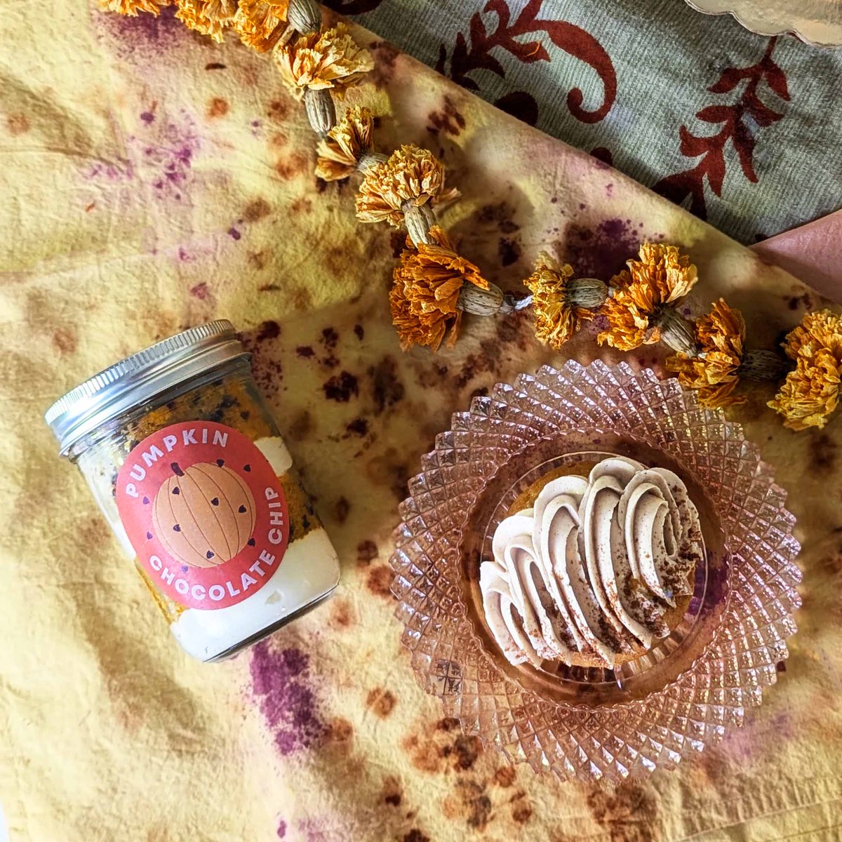 Pumkin Spice Latte and Pumpkin Chocolate Chip, what a duo! Come by and taste our fall flavors while they're still in store! 

#fall #autumn #baltimore #charmcitycakes #cake #cakeoftheday #cupcake #aceofcakes