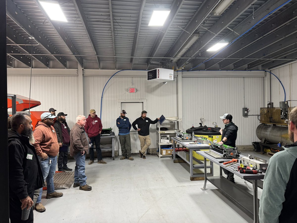 FinchTurf's tweet photo. Great turnout today for our Hatfield, PA #ServiceWorkshop! 🤩🛠️🚜
#neverstoplearning #staysharp 🙌🏼💚 https://t.co/rVDNyLvvoT