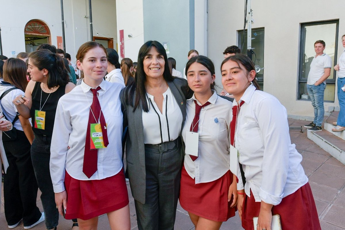 🙋‍♂️🙋‍♀️ Encuentro con senadores juveniles

Tuvimos una cálida actividad con los senadores juveniles donde conversamos sobre costumbres y actividades típicas de cada departamento 🙌