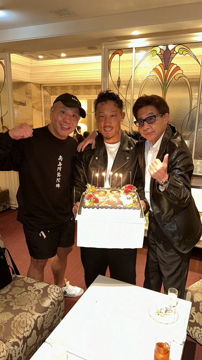 hiroking_king29's tweet photo. 11/12(火)
サプライズで勝利祝って頂きました🍾🎂　
榎並さん
デビュー時から
色々な経験、応援
ありがとうございます🔥🙇

サップさん忙しい中
ありがとうございました❗️‼️
16のあのクソガキ時代から
ありがとうございます😆
あん時の経験があるから
今の自分があります❗️🔥👑

#サップ西成 #恩師 https://t.co/NCIeHeylXr