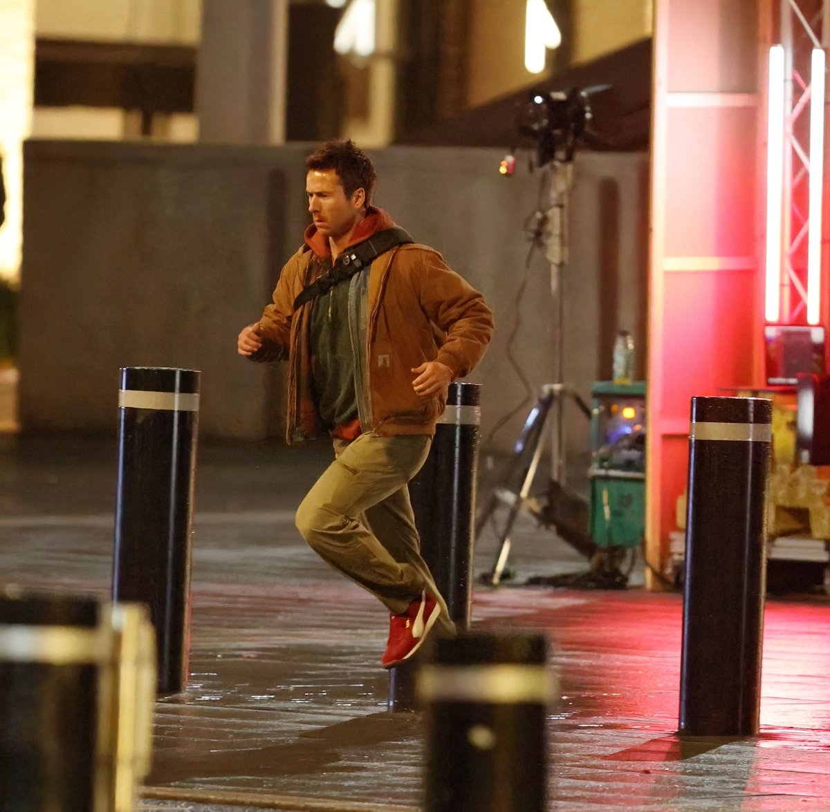 hsufhkshndk11's tweet photo. Glen Powell filming Running Man reboot in London

12/11/24 https://t.co/43d7BFtV2S