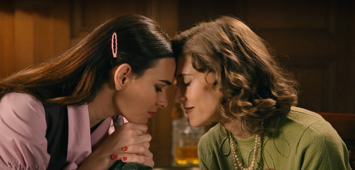 "Yo simplemente quiero volver a esa casa, plantar esas rosas y verlas crecer cada mañana con el camisón puesto las dos y un vaso de limonada, eso quiero. Juntas, solas y lejos de todo el mundo"

NO me toquéis que estoy MUY sensible 😭
#Mafin