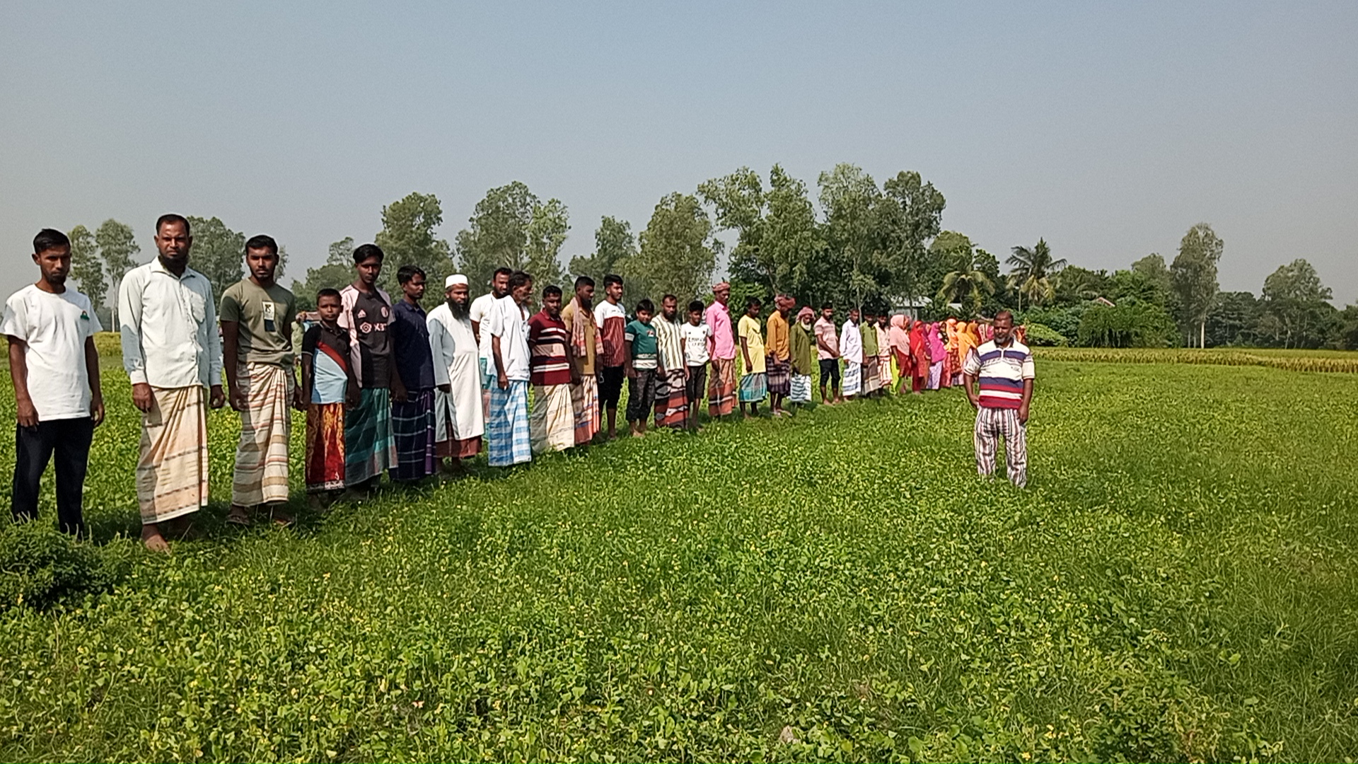 জমি দখল নিতে ১৬ বিঘা সরিষার ক্ষেত বিষ দিয়ে নষ্ট করে দিলো প্রতিপক্ষ