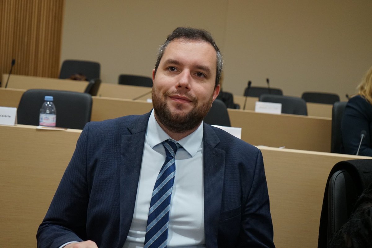 RNGrandEst's tweet photo. 📹 Sébastien HUMBERT : « En 10 ans, notre Région a perdu 15 000 agriculteurs. Face à cette hémorragie, je vous appelle à la responsabilité pour que notre Région prenne soin de nos agriculteurs. » 
➡️ https://t.co/RBFtakymBy
#SPNov24 https://t.co/3afVddAeBG