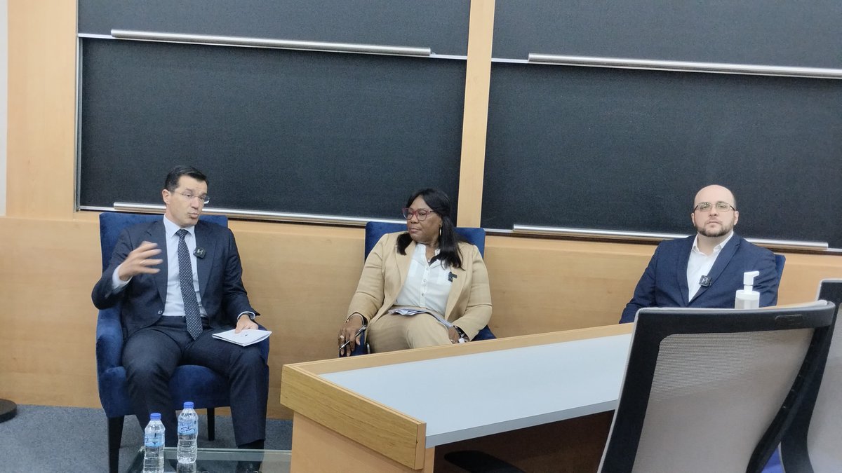 Sobre los retos de la comunicación de gobiernos va el siguiente panel, con <a href="/jrvirgili/">Jordi Rodríguez Virgili</a> y <a href="/Ranierocassoni/">Raniero Cassoni</a>, moderados por Nidia Paulino. "Comunicar construye comunidad, hace sociedad... La comunicación no es un añadido al gobierno, es parte del mismo", recuerda Jordi