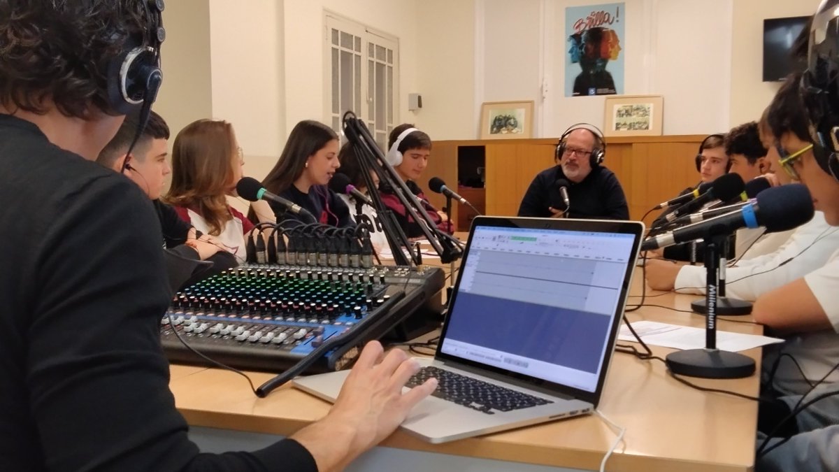 Avui els alumnes d'optativa de ràdio de les <a href="/EscolapiesFIG/">Escolàpies Figueres</a>  han entrevistat a Santi Coll, periodista del <a href="/emporda_info/">EMPORDÀ</a>. Amb ell hem pogut descobrir tot el que l'empeny a ser periodista, i com estima l'Empordà.
radiovilafant.net/2024/11/14/san…