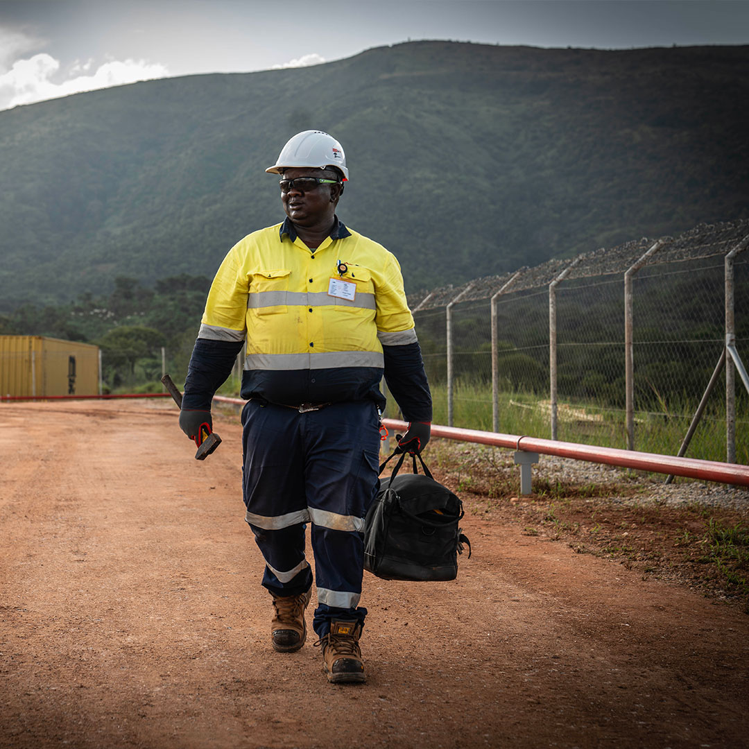 RioTintoSimFer's tweet photo. Découvrez le quotidien de Mory Camara, notre Superviseur Électrique sur notre base-vie Siatourou ! Nous sommes fiers de compter Mory parmi nos équipes qui contribuent tous les jours au développement du projet Simandou. Regardez la vidéo ici - https://t.co/0hEdsY93V4
#RioTinto #SimFer