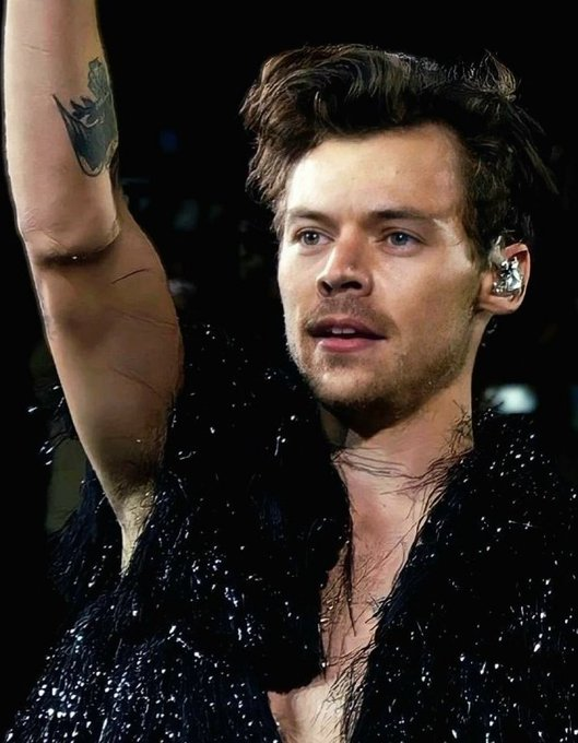 Massharry2's tweet photo. 00.00 #harrystyles https://t.co/6elmlrXhqO