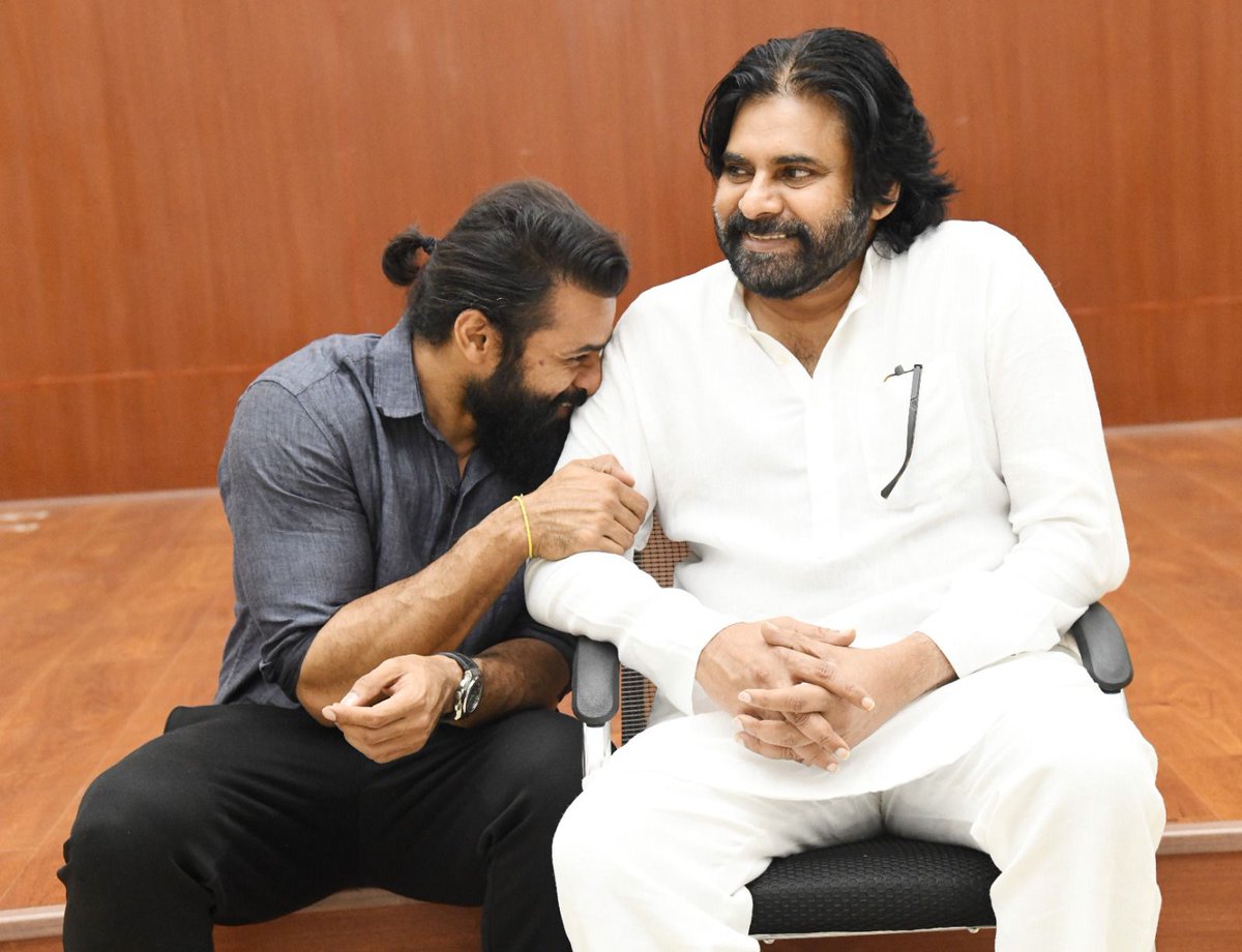 PKSDT_FC's tweet photo. This one 🤌🤍 

@IamSaiDharamTej @PawanKalyan https://t.co/MKns4Ira8C