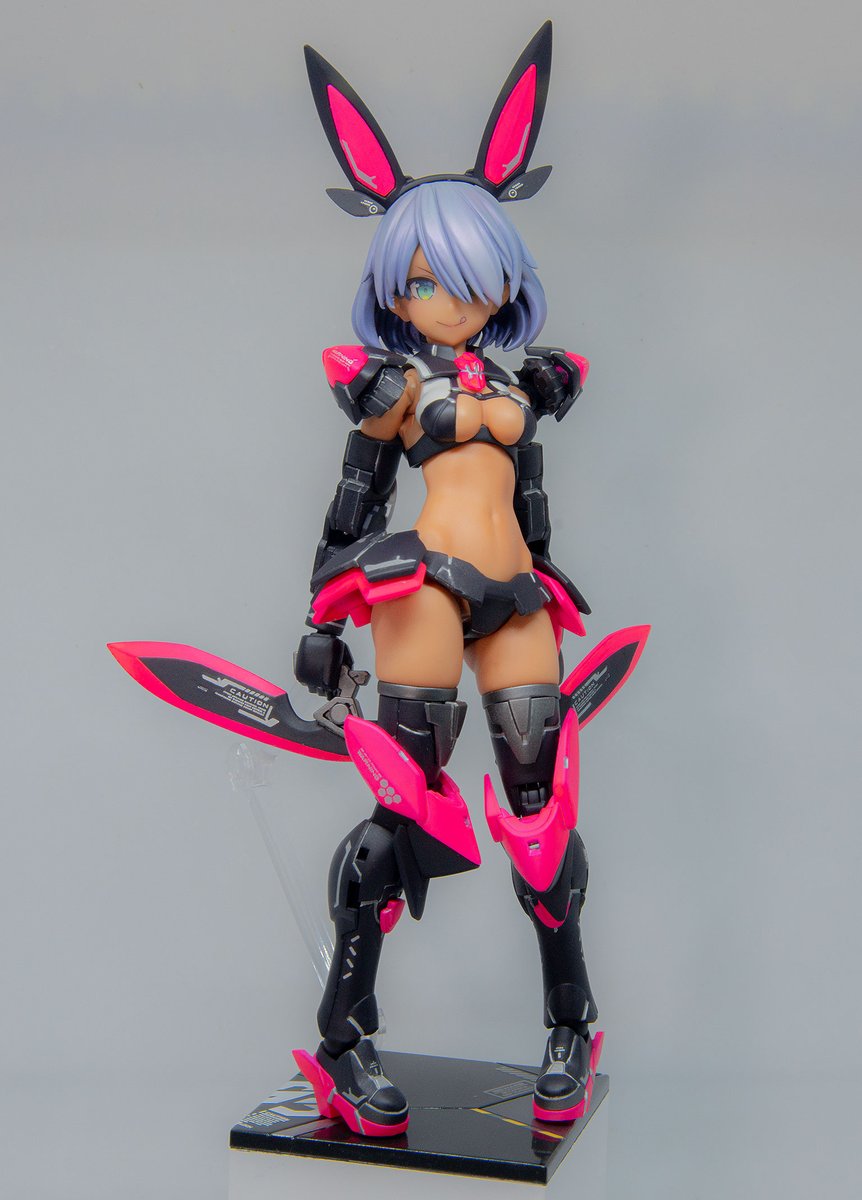 OtafkForce's tweet photo. 本垢に復帰したので改めて #30MS ミキシング「ヴォーパルバニー」ベースも出来てこれにて完成ー！
オプションボディ・タイプS03を手に入れた時から、こんな褐色ウサ耳片目カクレお腹出し作りたかったんス。

今回マーキング類はずっと使ってみたかったMYKデザインさん(@MYKDESIGNDECALS )の「アシタのデカール」シルバーカラー各種、瞳デカール/ぺろりクチはR66さん(@R66_AEL )のバレットナイツ・ランサー用を使用！せっかくなので表情差分をまた今度作ろう…。

ウサ耳や足はツキルナ、後髪はイルシャナ、前髪や胸部はコマンダーコスチューム、サイボーグ腕はアチェルビーをベースに手の甲は削り込んで小型化。

ダガーはリリ/ララ/ツキルナ系に付属してるのからCジョイント受けを切り飛ばして穴埋めて使用、この特徴的な形状を強調したくて刃部分塗り分けてみたんよ。

褐色肌部分は成形色+ラスキウスデコ"ミルクティ"でこんだけ雰囲気出ます、ラスキウスデコすげえ。