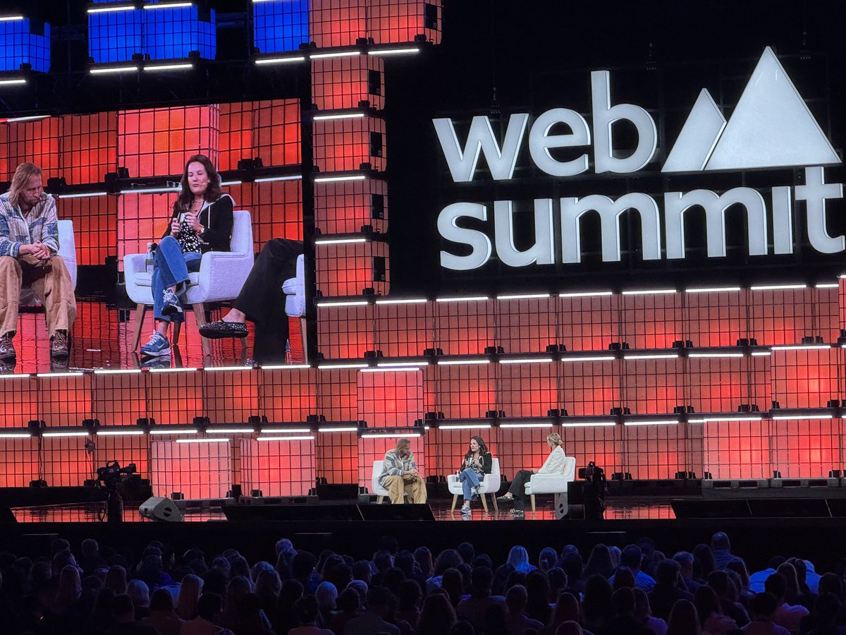 Now 🇵🇹
2nd last Act on #Centrestage <a href="/WebSummit/">Web Summit</a> is about the ambition of making secondhand first choice in clothing with incredible CEO Thomas Plantenga of @Vinted based out of Lithuania 🇱🇹 &amp; Carolina Brochado of #EQT &amp; Vinted board. #Vinted #CircularEconomy