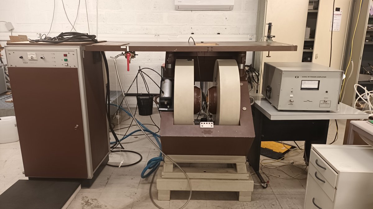 A lonely magnet is waiting for its new spectrometer
tick...tock...
tick...tock...