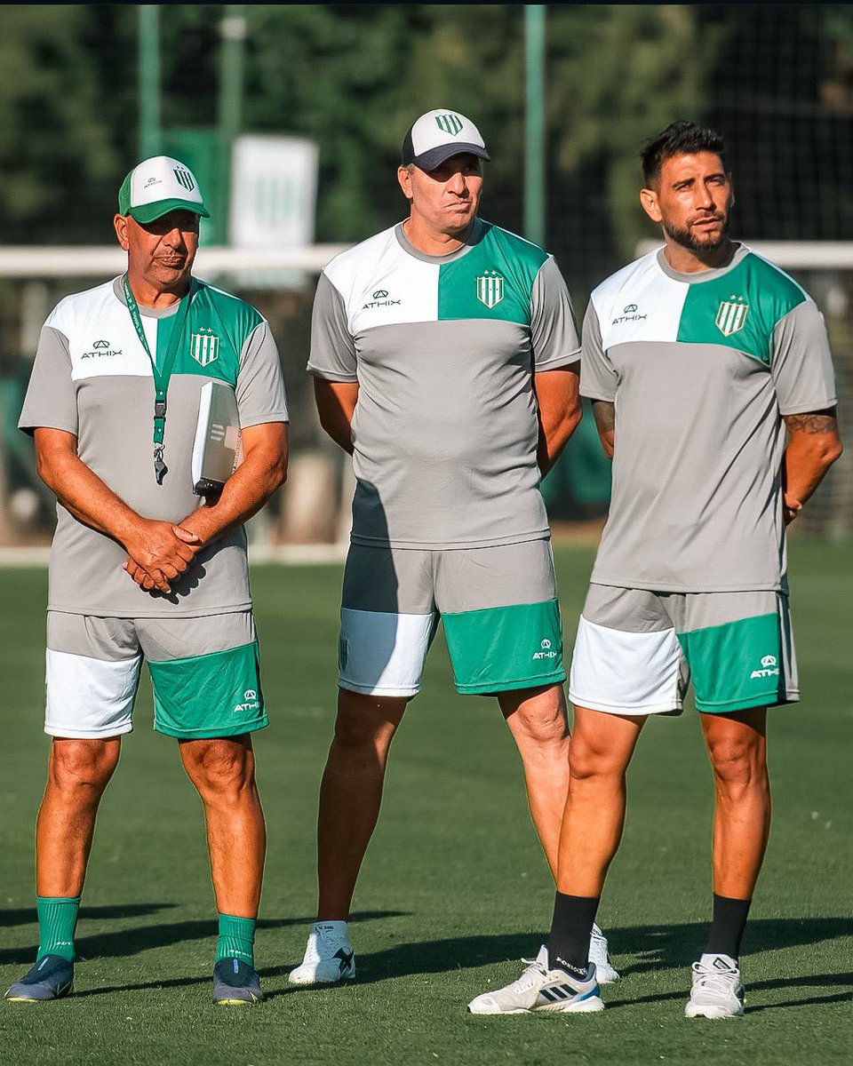 francoinde's tweet photo. Que Eduardo Domínguez, que Diego Dabove, que este, que el otro. Está mal que una foto te ilusione? Perdón, pero antes de pedir cualquier nombre me gustaría verlos en acción a ellos y que tengan una chance real de laburar.

PICO-BILOS-JULITO = #BANFIELD 🇳🇬 https://t.co/QTrdAgCYUu