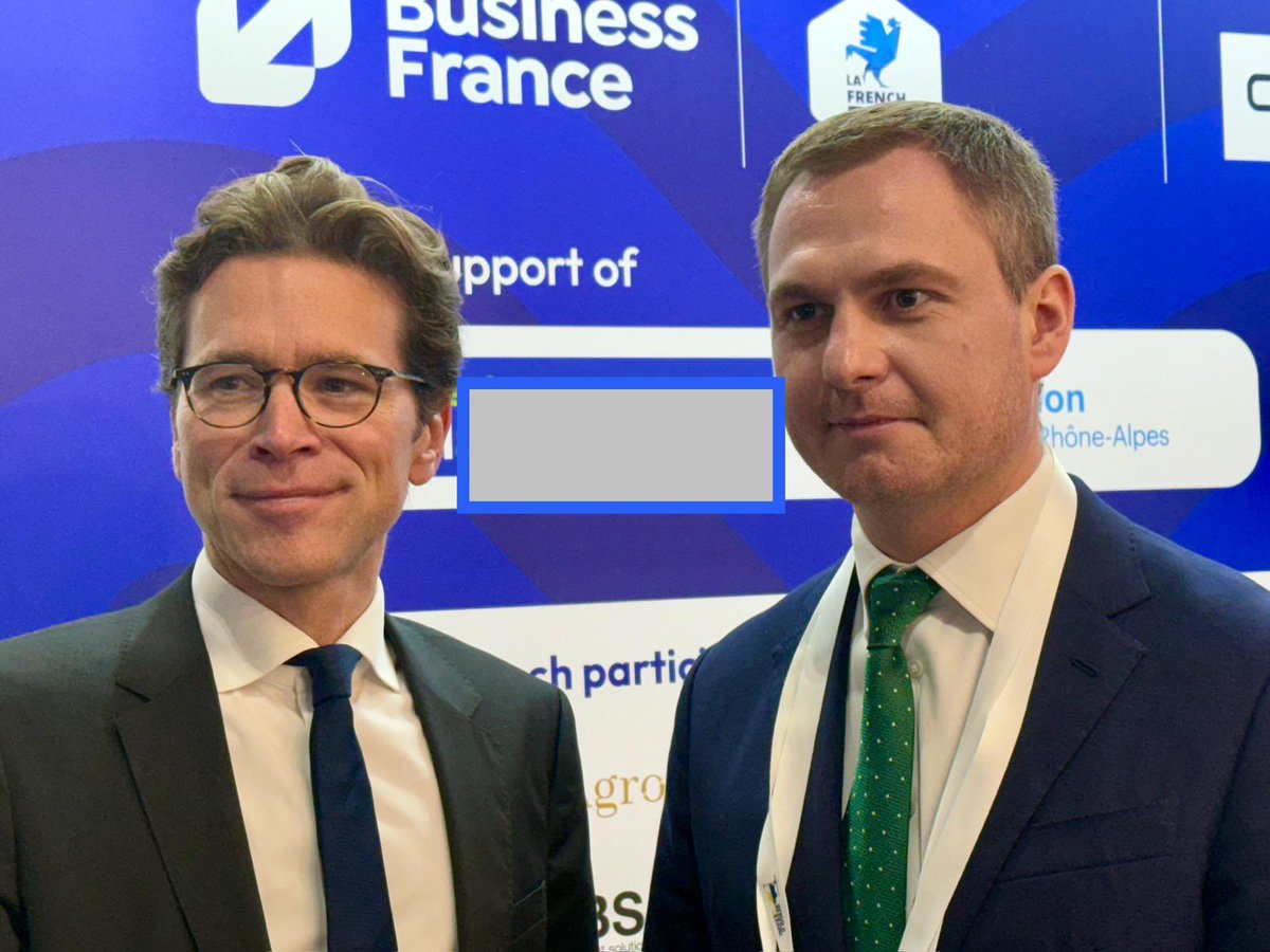 GeoffroyDidier's tweet photo. Réunion de travail à Varsovie avec le Gouverneur de Kiev.

Aides d’urgence, distribution de 17 000 ordinateurs aux étudiants et de mobilier scolaire, aides à la reconstruction... 

La région @iledefrance poursuit plus que jamais son action de solidarité avec le peuple d’#Ukraine. https://t.co/0UZG5t8zB5