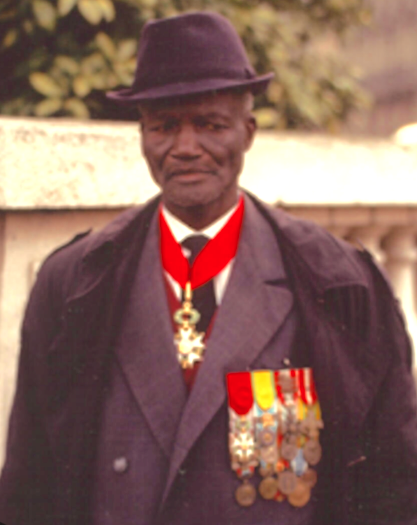 paroles_la's tweet photo. Un tirailleur sénégalais. Que l'on annonce mort à sa famille en 1940. Qui, en fait prisonnier, s'évade, rentre au pays, rallie la France Libre, débarque en Provence, combat 20 ans encore sous le drapeau tricolore. Mais qui ne sera naturalisé français qu'en 1993. Bourama Diemé. https://t.co/OsxeG2KRz2