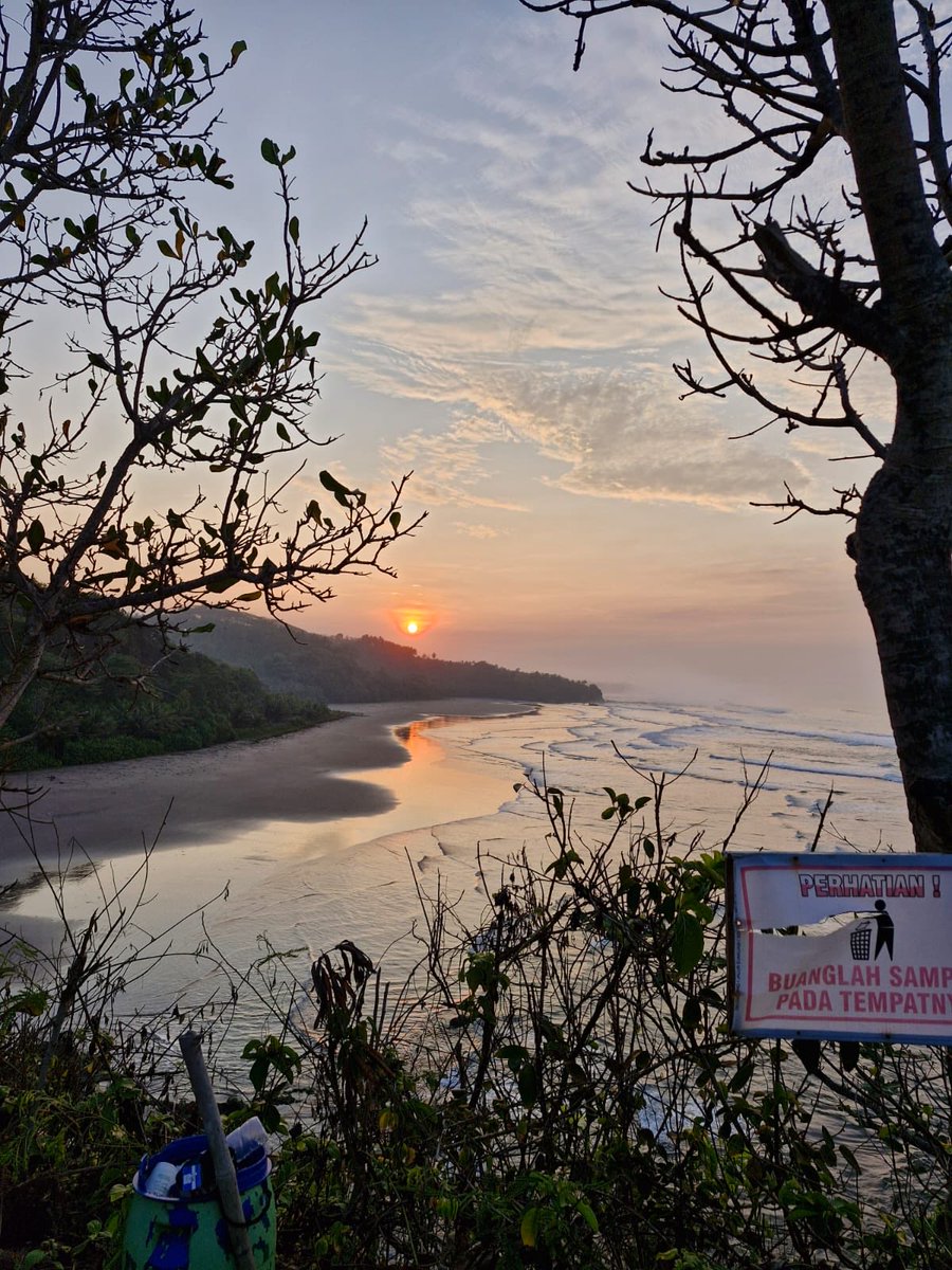 TopiToo's tweet image. Waiting for the sun @karang nini