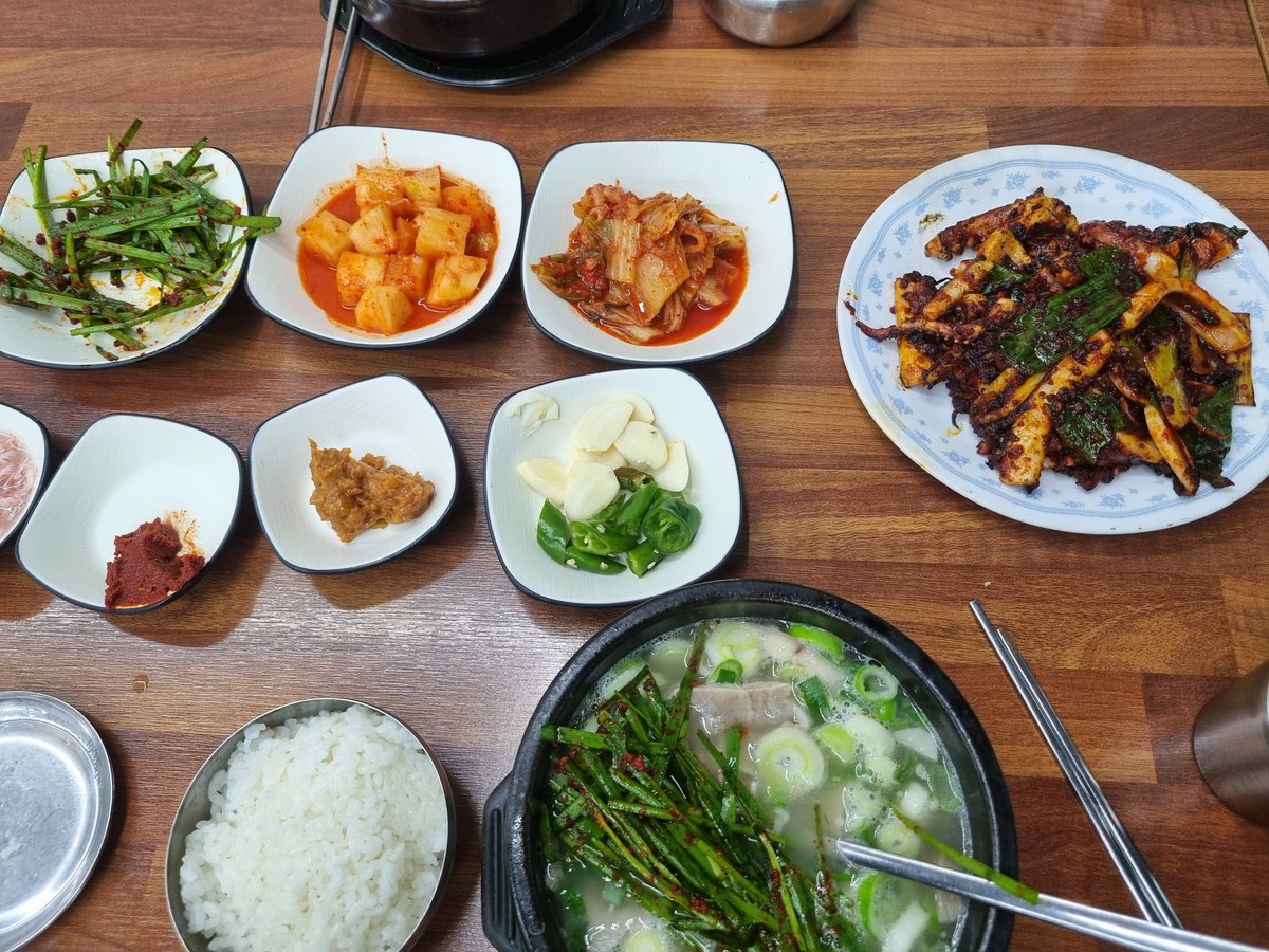 hehe2504's tweet photo. 결혼식이 있어서 처음으로 울산 다녀옴
해프닝이 있어서  조금 일찍 친구가 추천해준 대왕암공원에 친구들이랑 다녀옴 ��렁다리 너무 무서웠음 ㅋㅋ
그리고 저긴 몽돌해변이였나 그랬던 듯 
캠핑하는 사람들 마나씀 고기 냄새 컹컹 https://t.co/bbQyjHPsBo