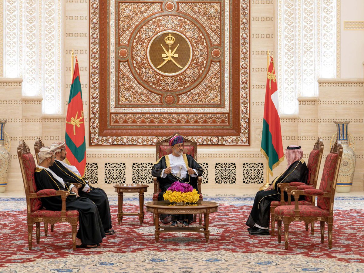 قدم سعادة السفير إبراهيم بن سعد بن بيشان، صباح اليوم الخميس أوراق اعتماده سفيراً لخادم الحرمين الشريفين لدى سلطنة عمان، إلى جلالة السلطان هيثم بن طارق، سلطان عمان، وذلك بقصر البركة العامر، وقد أثنى جلالة السلطان بعمق العلاقات السعودية العمانية التاريخية.