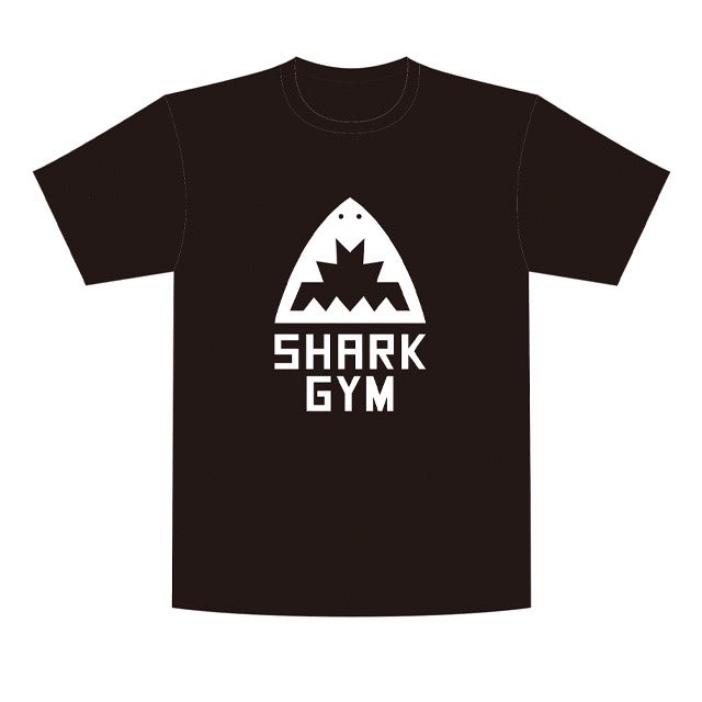 .
【シャークジムTシャツ販売中‼️】
#レッドブルー の作中で青葉たちが着ているTシャツは、実際に買えます🦈
もちろん、ドラマの中でも着用されます👕
木村慧人さんや長谷川慎さんとお揃いしたい方は是非……!!!✨
詳細は👇
https://t.co/DIy6UTRP2w