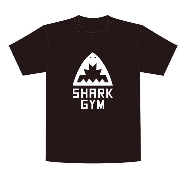 .
【シャークジムTシャツ販売中‼️】

#レッドブルー の作中で青葉たちが着ているTシャツは、実際に買えます🦈

もちろん、ドラマの中でも着用されます👕

木村慧人さんや長谷川慎さんとお揃いしたい方は是非……!!!✨

詳細は👇
https://t.co/DIy6UTRP2w 