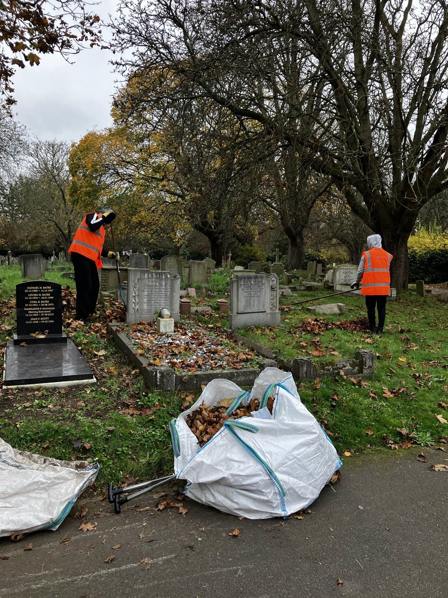 LondonPS_CP's tweet image. It&apos;s leaf season again, our group at Mortlake Cemetery have been doing a stellar job collecting the fallen foliage