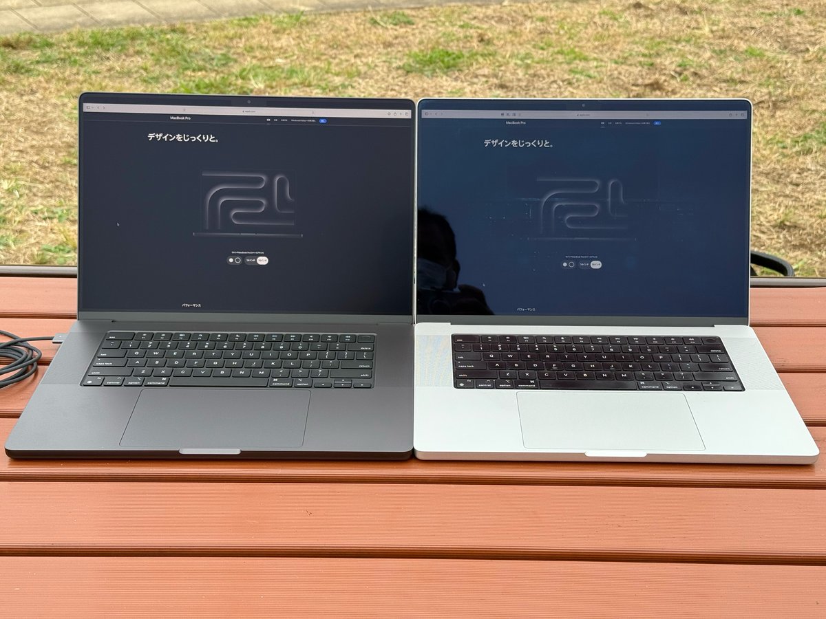 isaolink's tweet image. 近くの講演にM4Max MacBookPro16(黒)とM1Max MacBook Pro16(銀)を引っ張り出して比較してみました。

一番目につくのはNano-textureディスプレイと標準ディスプレイの違い。曇天でもこんなに違うなんて想像以上の驚きです。

#MacBookPro16
#MacBookPro
#M4Max
#Nanotexture
#4TB
#128GB
#Apple
#Mac