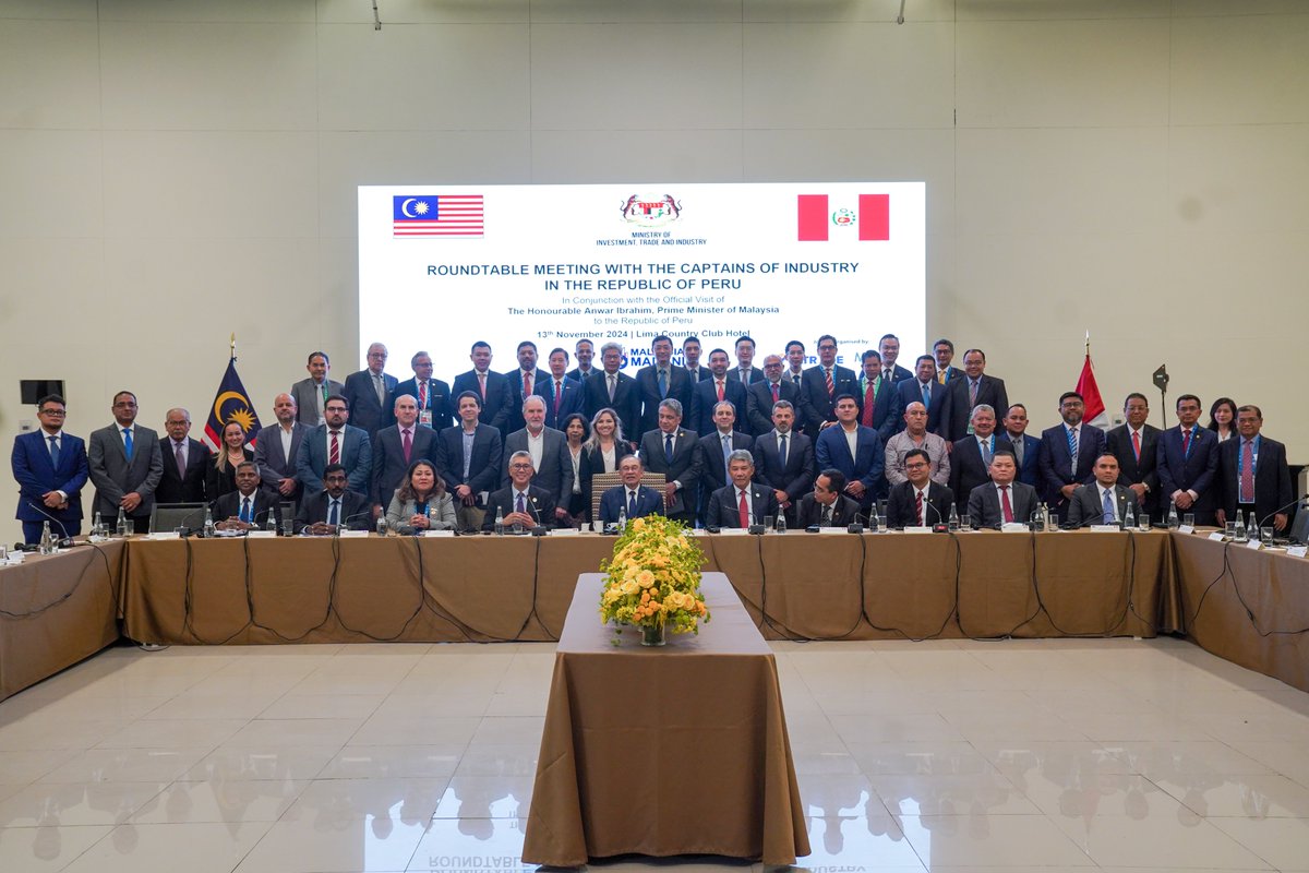 tzafrul_aziz's tweet photo. Malaysia π· & Peru π· mengukuhkan kerjasama ekonomi melalui mesyuarat meja bulat bersama Pemimpin Industri Peru.
Seperti biasa, #TeamMITI telah merencanakan Mesyuarat Meja Bulat yang mengumpulkan 17 syarikat Malaysia dan 18 syarikat Peru, membuka peluang kerjasama dalam sektor-sektor penting seperti kewangan, tenaga boleh diperbaharui, halal, dan logistik. Dengan rangkaian Perjanjian Perdagangan Bebas (FTA) yang komprehensif, Malaysia bukan sahaja menjadi pintu masuk ke pasaran ASEAN, tetapi juga menawarkan akses yang lebih luas kepada syarikat Peru untuk berkembang di rantau Asia-Pasifik.
Sebagai Pengerusi ASEAN pada 2025, Malaysia komited untuk meningkatkan integrasi serantau dan memanfaatkan kerjasama yang lebih kukuh, termasuk dalam industri halal. Menerusi MoU terbaru, Malaysia akan menyokong usaha Peru untuk membangunkan rangka kerja pensijilan halal, sekali gus memperkukuh kedudukan Peru dalam pasaran halal global yang sedang pesat berkembang di dalam pelbagai industri.
Saya yakin bahawa kerjasama ini akan membawa manfaat ekonomi yang besar dan membuka peluang baharu bagi rakyat kedua-dua negara.
#Malaysia #Peru #PemacuPotensiGlobal #APEC2024 #Halal #TeamMITI #MITI #TZA #MalaysiaMADANI