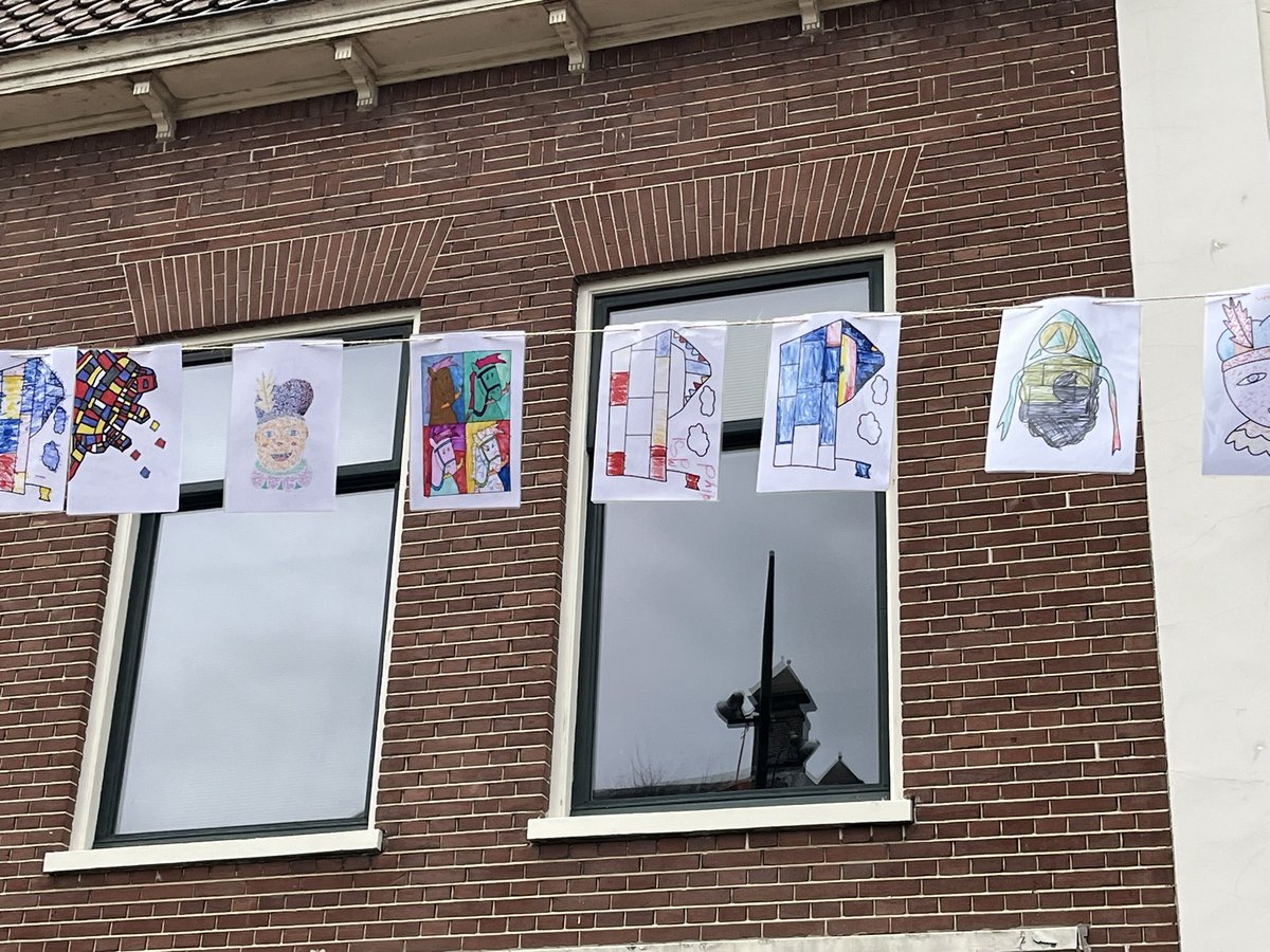 De voorbereidingen voor sinterklaas zijn in volle gang op de Voorstraat in Vianen. Leukste detail. De vlaggetjes gemaakt van kleurplaten door de kinderen uit Vijfheerenlanden 😍