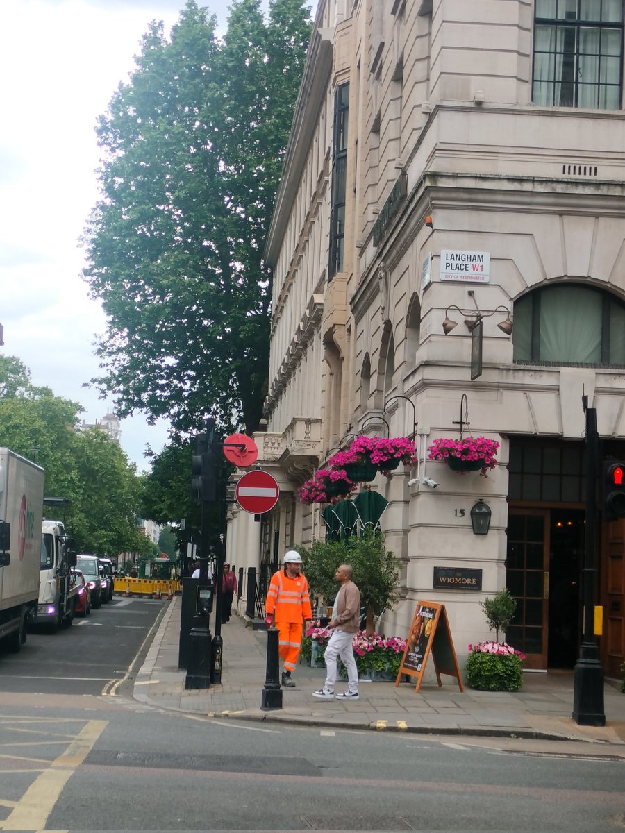 kaveri_devkate's tweet photo. #langham #London #uk #Flowers #aesthetic #photography https://t.co/qUmpOzaaXs