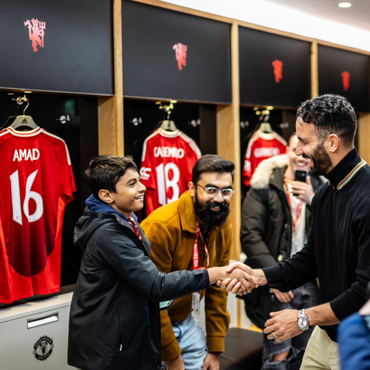 ManUtd's tweet photo. Ruben Amorim's Old Trafford tour was special for everyone involved 😍

#MUFC