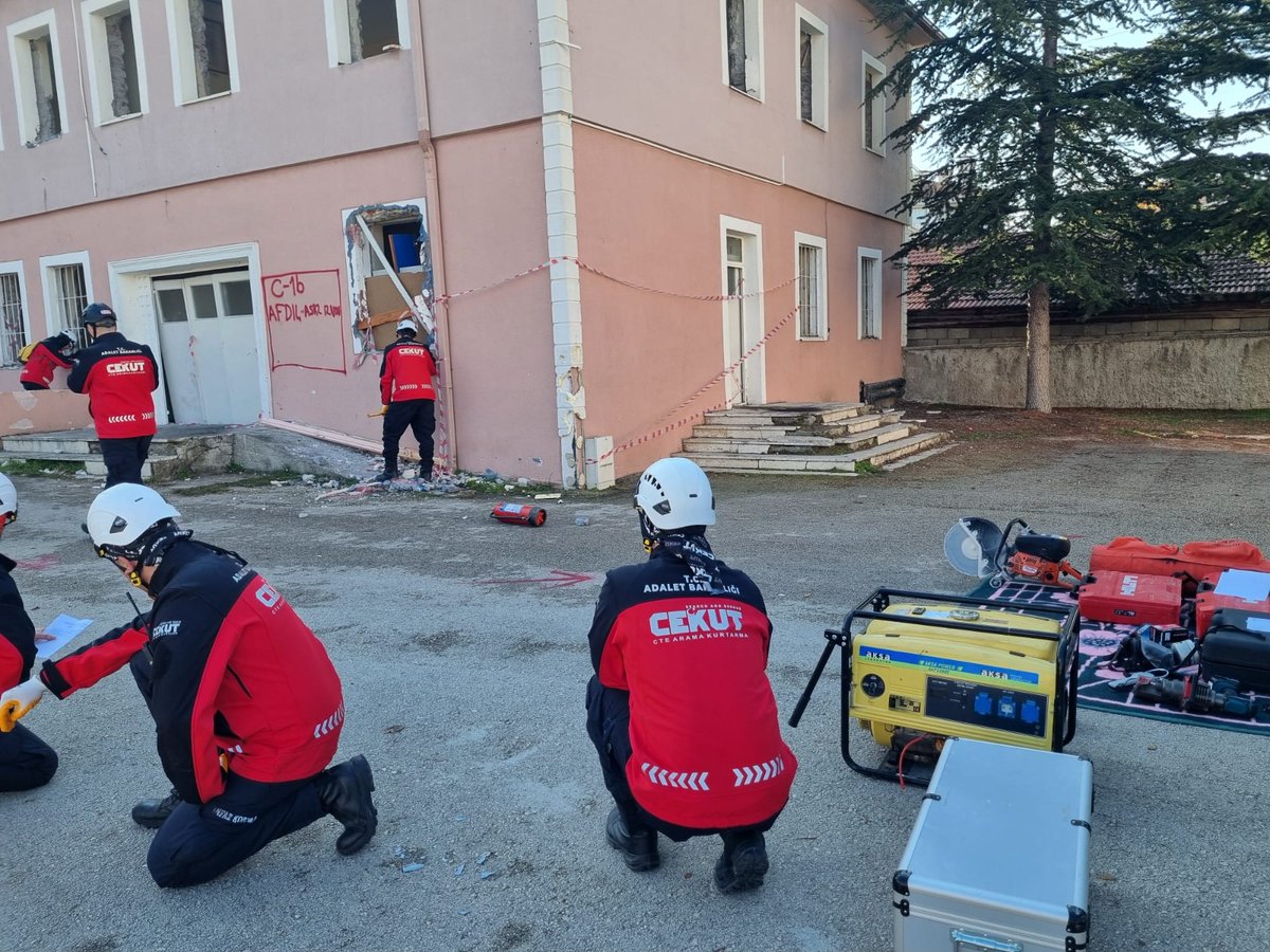 ctekurumsal's tweet photo. Hazırlık Hayat Kurtarır! 🇹🇷

Bolu’da düzenlenen TAMP tatbikatına katılan CTE Arama Kurtarma ekiplerimiz, 7.2 büyüklüğünde deprem senaryosunda 24 saat boyunca görev aldı. 

#CEKUT ekiplerimiz, 19 uzman arama kurtarma personelimizle katıldığı tatbikatı başarıyla gerçekleştirdi. https://t.co/6EueE6GysK