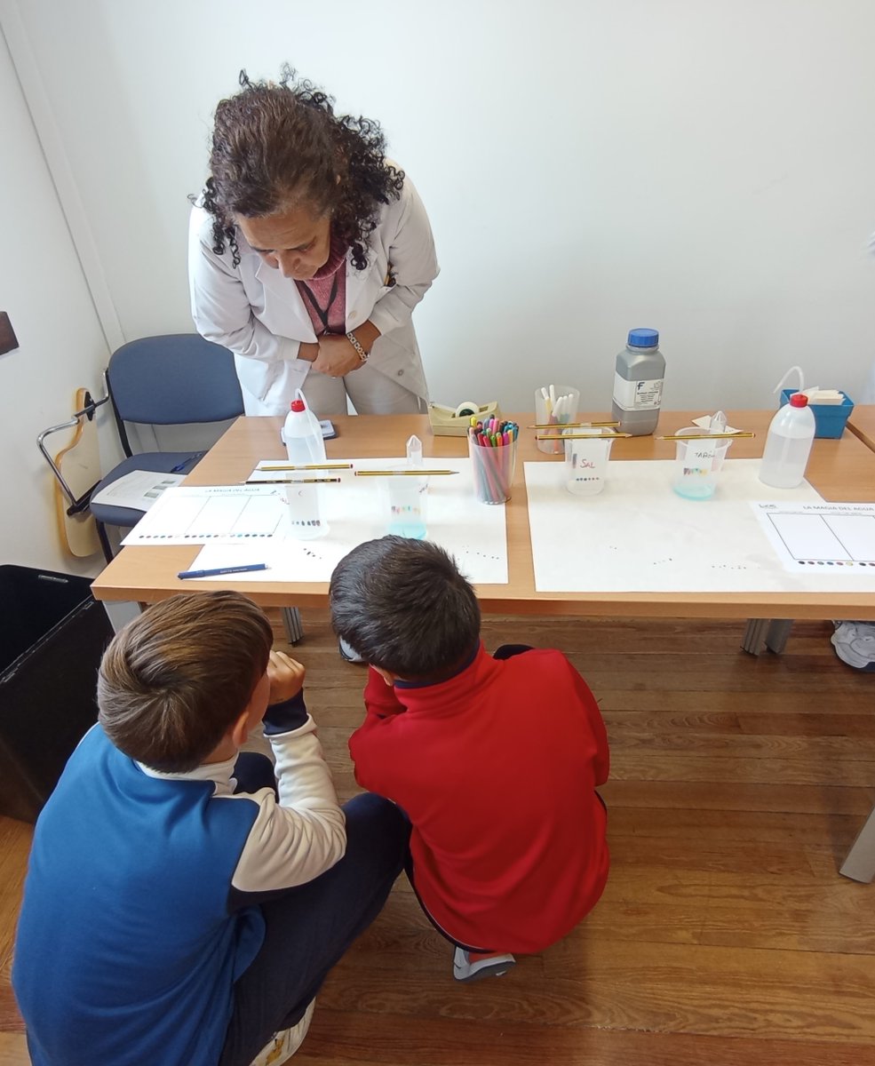 iqf_csic's tweet photo. Ayer también tuvimos una actividad muy divertida con los alumnos de 6º de Primaria del CEIP John Lennon

#SemanaCienciaCSIC https://t.co/GiGtErrTzy