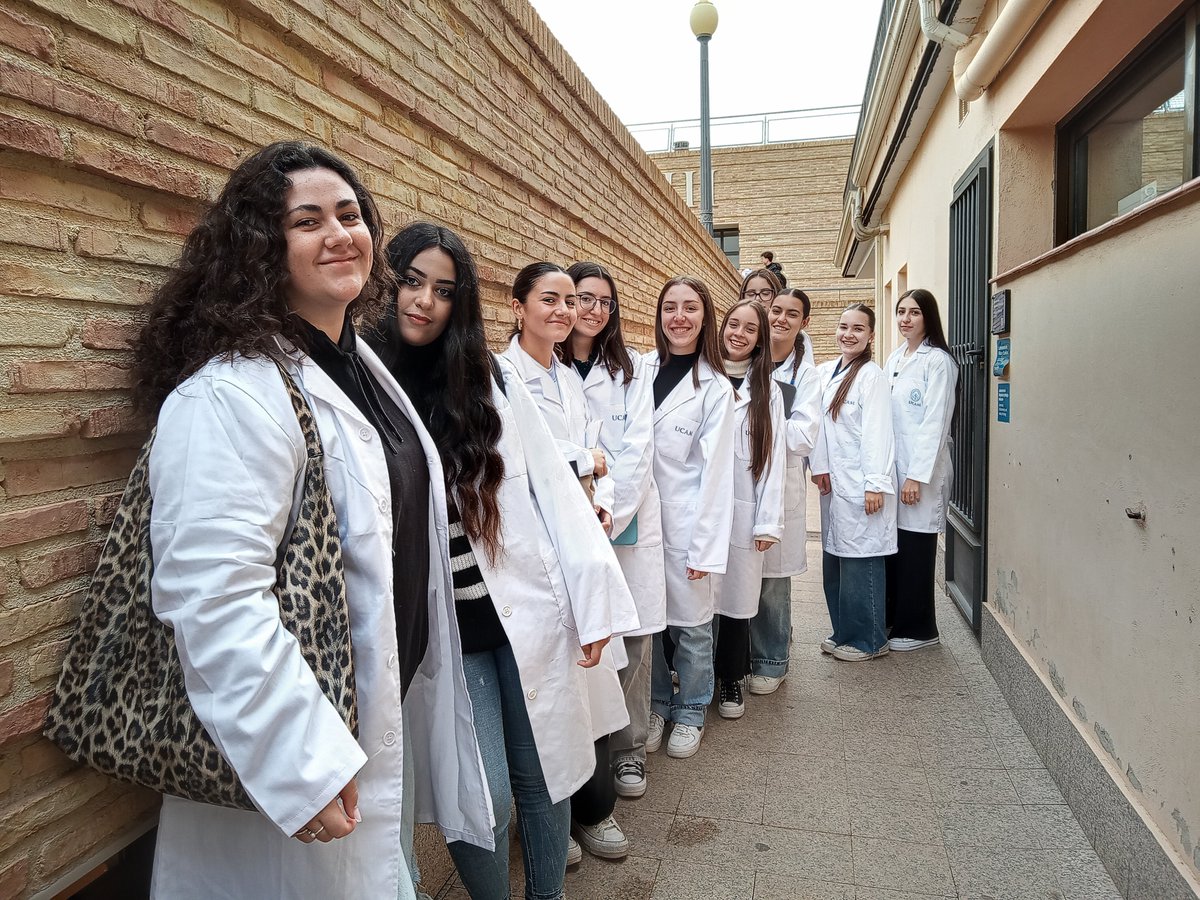 UCAM_Enfermeria's tweet image. 👩🔬Nuestros alumnos de 1º de enfermería del grupo C listos para entrar al laboratorio de Bioquímica
👩🏫Hoy tienen sesión con Lucía Guardiola
#enjoylearning
