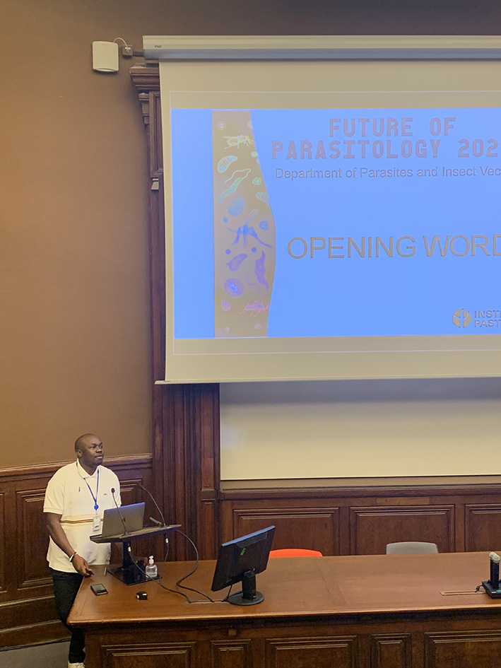 Jean Marc <a href="/JTsagmo/">Jean Marc TSAGMO</a> kickstarts the Future of Parasitology symposium! <a href="/institutpasteur/">Institut Pasteur, since 1887</a> Exciting talks on Plasmodium cytoskeleton, T. brucei gene expression, Plasmodium oocysts and finally neurotranscriptomics in Anopheles from <a href="/irenebiomol/">Irene Rossi</a> ! 👍