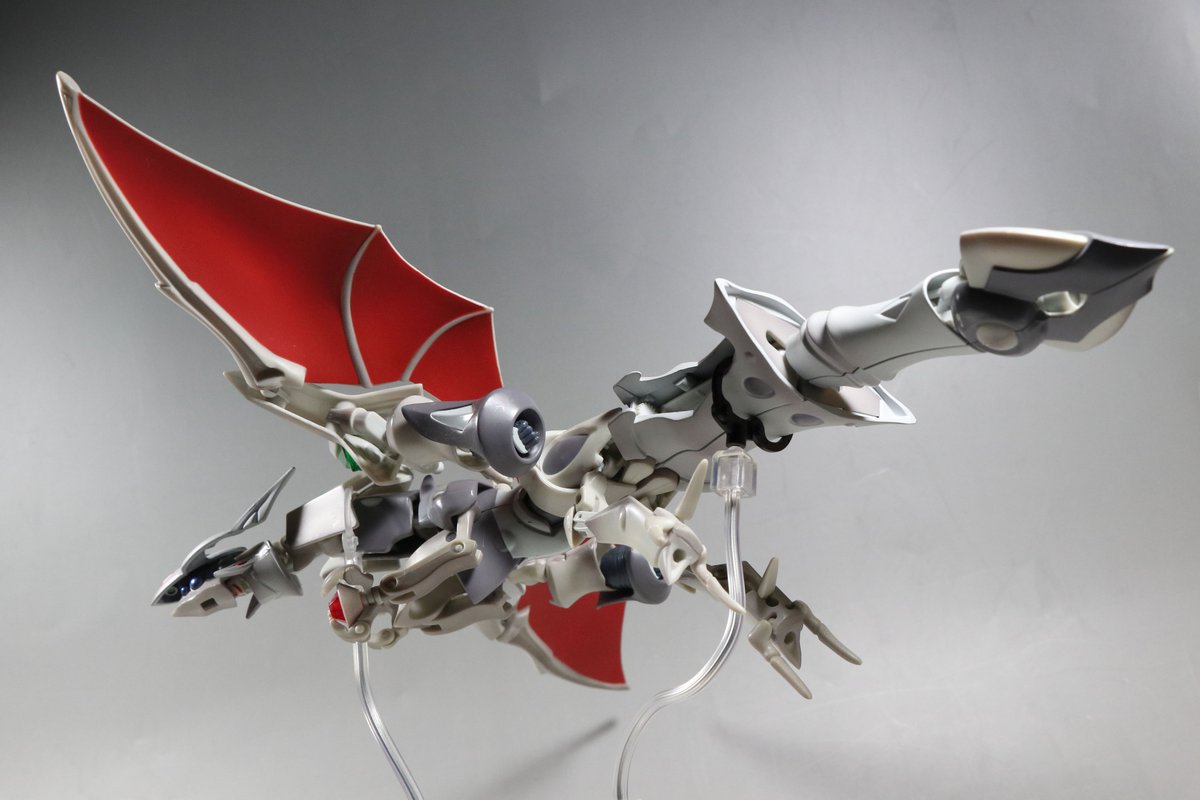 エスカフローネは飛竜形態に変形して飛行する事が出来るのだけど、この