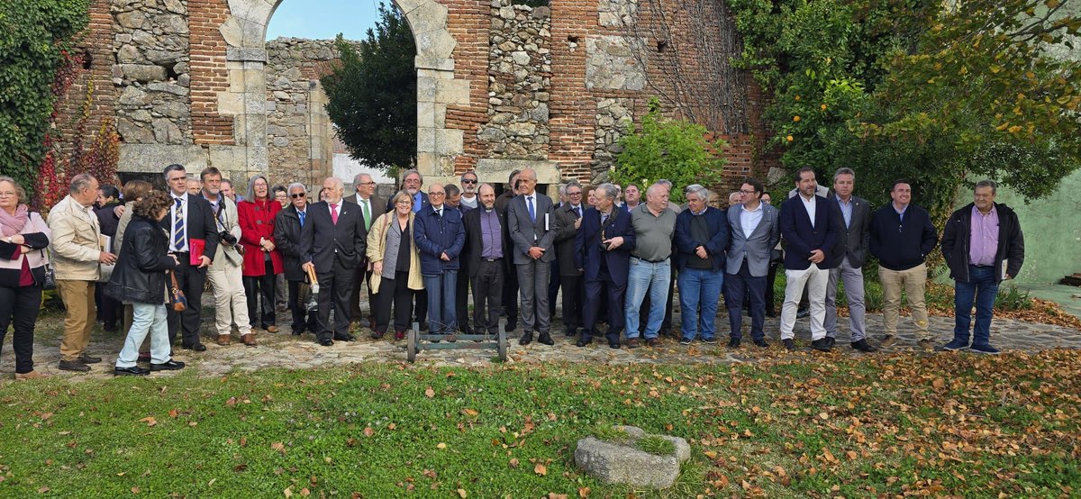 ToniCasado's tweet photo. con la #RABACHT en los actos conmemorativos de la creación del Señorío de Navamorcuende en noviembre de 1276, y que se han clausurado con una sesión plenaria especial de la Real Academia de #Toledo en la casa de la cultura de aquella bella localidad de la sierra de S. Vicente. https://t.co/4skptGnrzl