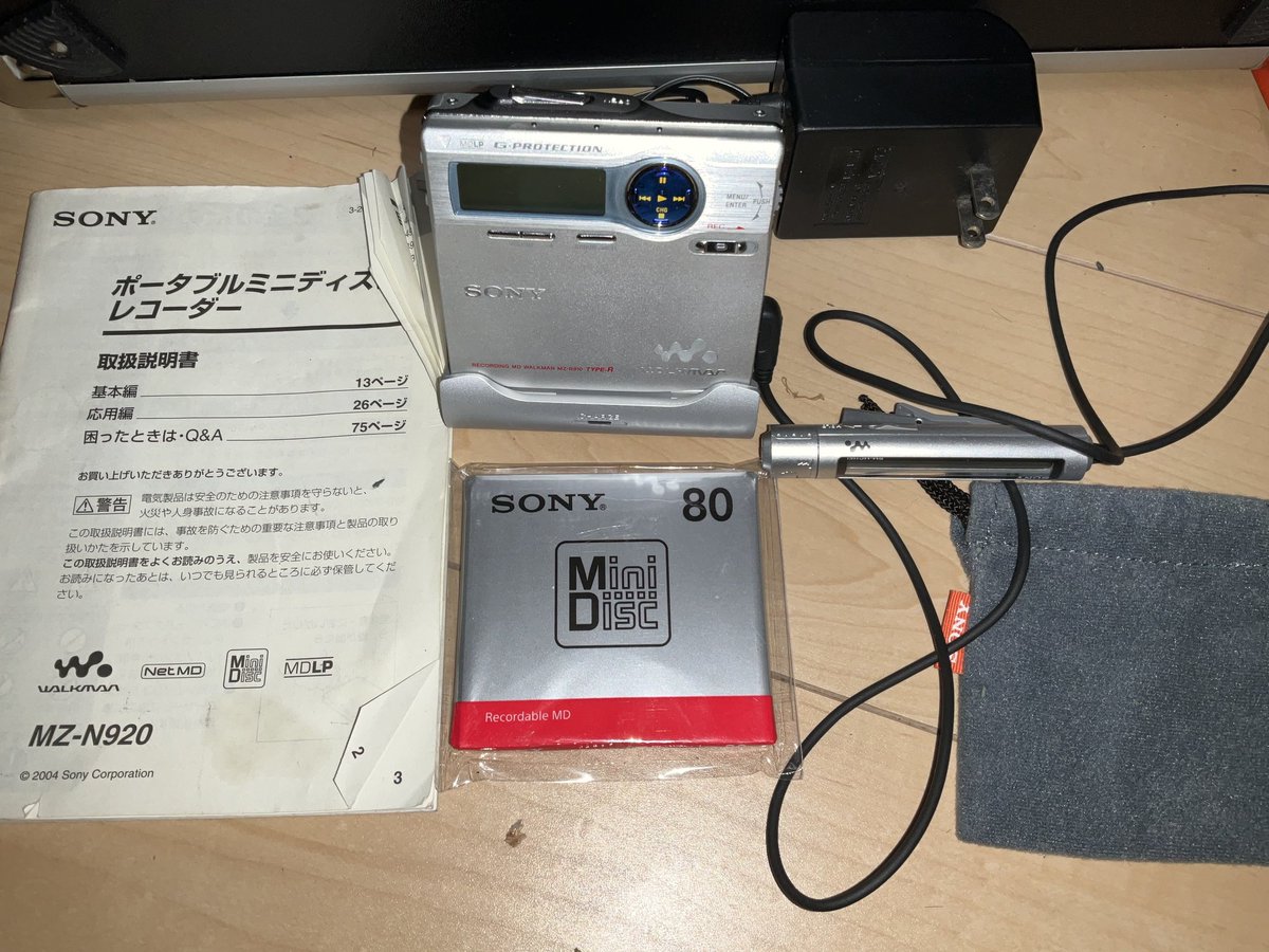 _DJ_AKI_'s tweet photo. 友人から頂きました。
自分はサブスクリプションになるまでCDウォークマンとMDウォークマンしか使ってませんでした
新品で譲ってくれた友人に感謝です。
ブランクディスクも何枚か頂きましたがSONYのはとても開けれないですw
#MDウォークマン #SONY　#友人 https://t.co/s47lEu8ocW