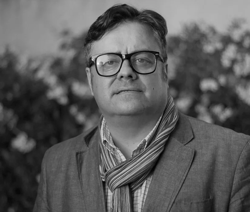 MoralescMarcelo's tweet photo. Con tristeza me entero de la muerte de Roberto Trejo, productor, guionista y académico. Un analista agudo de la industria audiovisual chilena, autor del libro "Cine, neoliberalismo y cultura" (2009). Gracias por todo Roberto. Perfil en @cinechile: https://t.co/KgE8cvmLtV https://t.co/G0eidTypCE