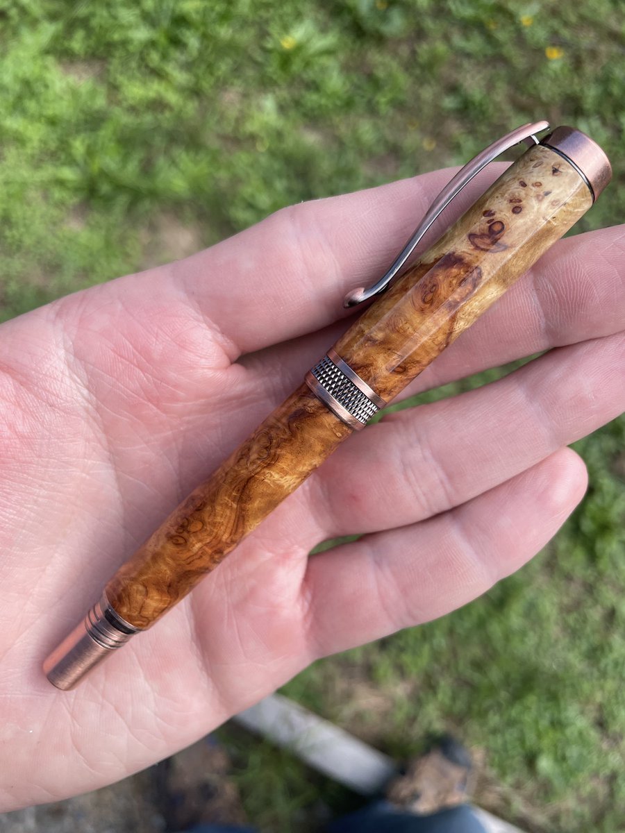 PenmakerX's tweet image. Ambonya Burl on an antique copper Diamond Knurl convertible. Great style if you can’t decide between a rollerball or fountain pen…now you can do both. 🤌
#burl #woodworking #fountainpen #rollerball