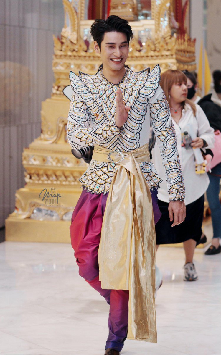 Apo's costume today is Li-ke costume.

Li-ke is one kind of Thai performance. The actors sing and dance to tell the folk story or folk drama.
#KingPowerFuntastic 
#KingPowerFuntasticxAPO