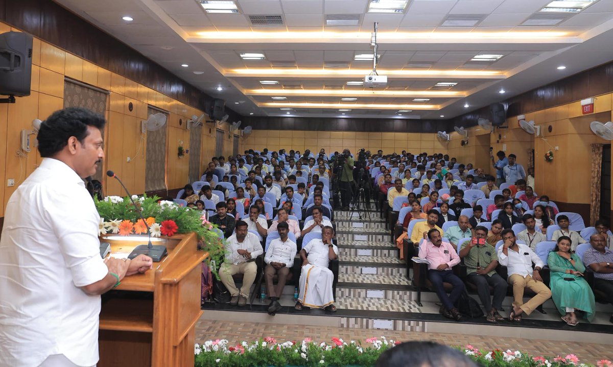 Anbil_Mahesh's tweet photo. அண்ணா பல்கலைக்கழக Centre for Entrepreneurship Development துறை 
பள்ளி மாணவர்களிடம் புதுமையான சிந்தனைகளை உருவாக்கும் நோக்கில் ஒருங்கிணைத்த  "புத்துளிர்" எனும் திட்டத்தின் இறுதி நிகழ்வில் கலந்து கொண்டு மாணவர்களுக்கு பரிசுகள் வழங்கி வாழ்த்துகள் தெரிவித்தோம்.

@tnschoolsedu https://t.co/e9MTfmAhuR