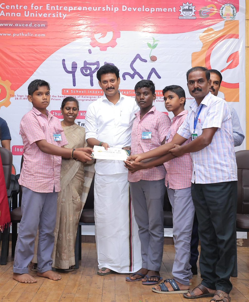 Anbil_Mahesh's tweet photo. அண்ணா பல்கலைக்கழக Centre for Entrepreneurship Development துறை 
பள்ளி மாணவர்களிடம் புதுமையான சிந்தனைகளை உருவாக்கும் நோக்கில் ஒருங்கிணைத்த  "புத்துளிர்" எனும் திட்டத்தின் இறுதி நிகழ்வில் கலந்து கொண்டு மாணவர்களுக்கு பரிசுகள் வழங்கி வாழ்த்துகள் தெரிவித்தோம்.

@tnschoolsedu https://t.co/e9MTfmAhuR