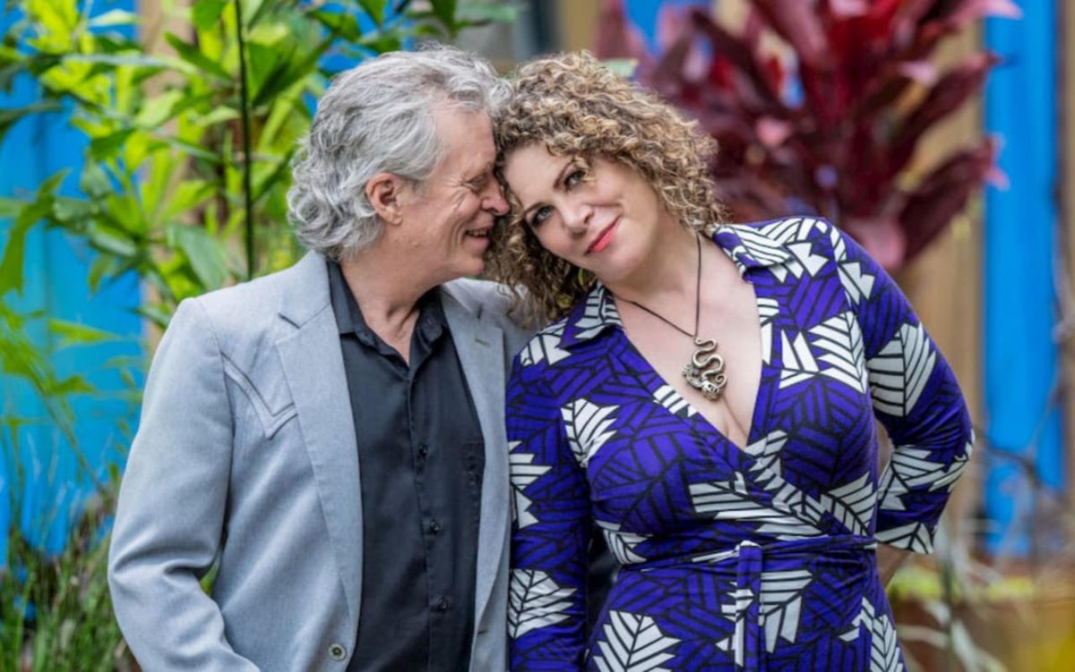 De Amerikaanse singer-songwriter Dayna Kurtz &amp; gitarist Robert Maché spelen in de Gouwekerk op vrijdag 22 november vanaf 20:30, aan de Hoge Gouwe in #Gouda. met een mix van folk, americana, jazz en blues! truetickets.nl/e/18893/dayna-…