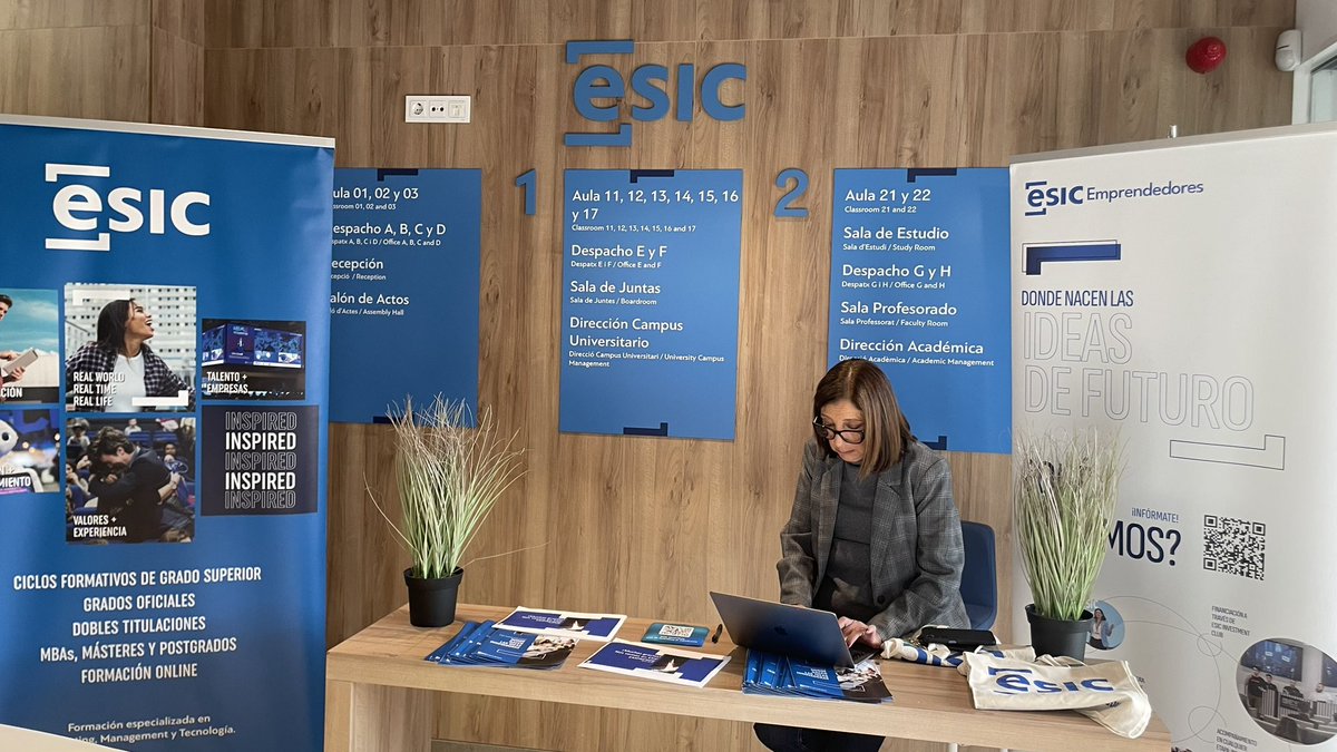 💥 Esto no para 

Seguimos con más ponencias, presentaciones de empresas y muchos stands. 

💼 Y recordad, en #ESICBCN siempre apoyaremos el emprendimiento.