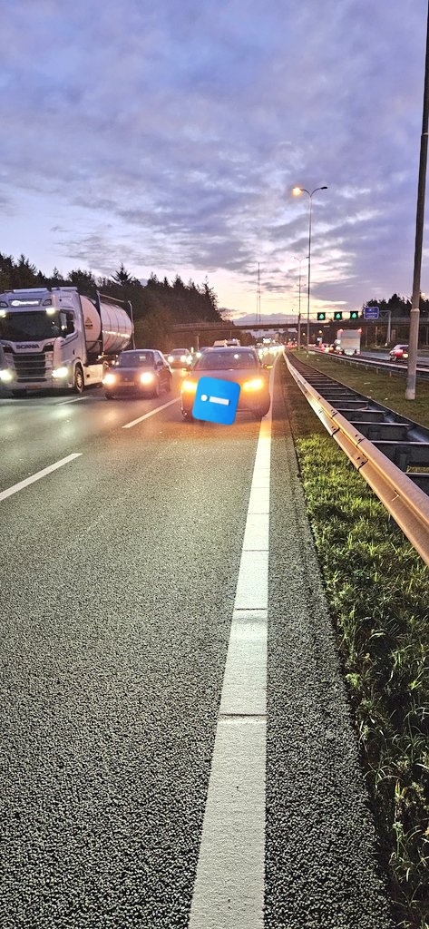 StephanBottema's tweet photo. @adenangelique @RWSverkeersinfo Dit ongeval betrof dat er letsel was bij 1 van de betrokkene. Mijn voertuig (3e op de afbeelding) stond er achter tbv hulpverlening.
Korte tijd later 2 kruizen boven de weg (rijstrook 1 en 2). https://t.co/jYPL5x86ix